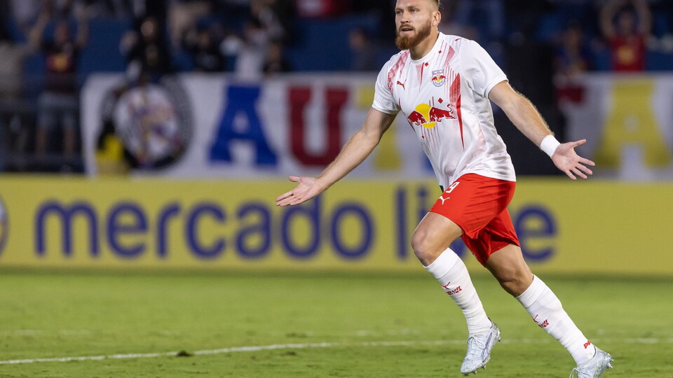 Isidro Pitta, do Red Bull Bragantino, comemora gol contra o Bolivar