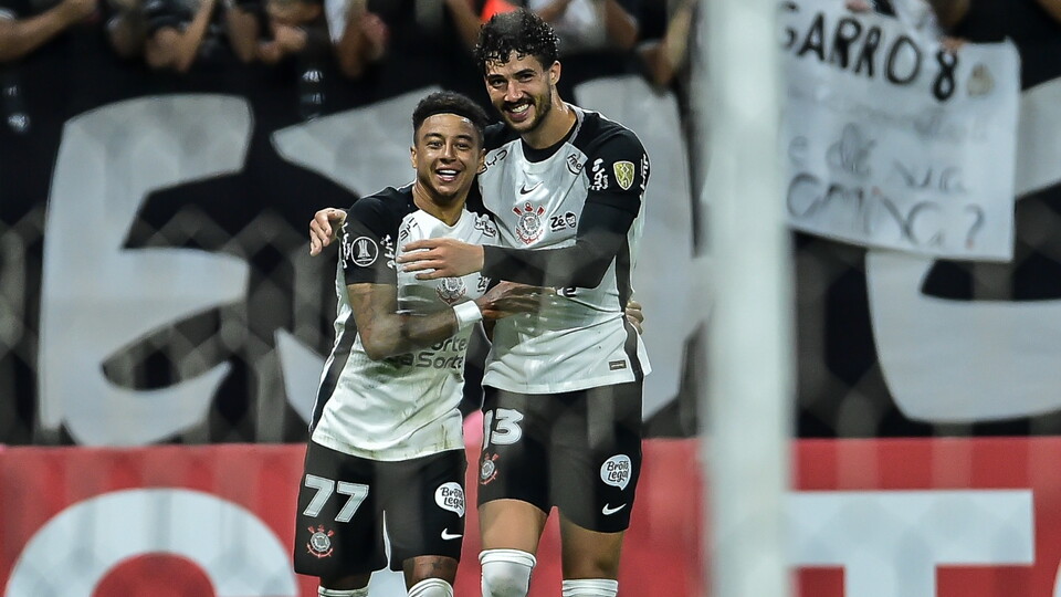 Jesse Lingard e Gustavo Henrique comemoram gol do Corinthians sobre o Peñarol