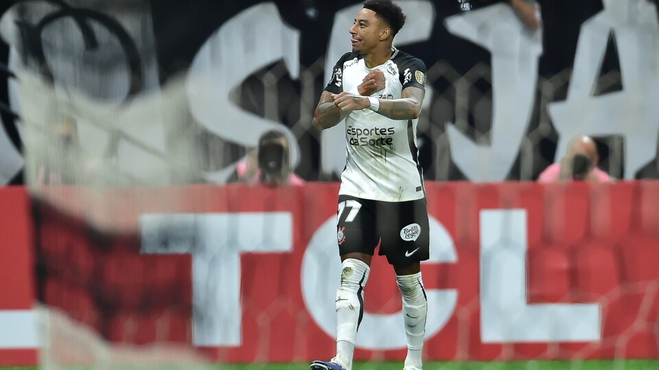 Jesse Lingard comemora gol marcado para o Corinthians sobre o Peñarol