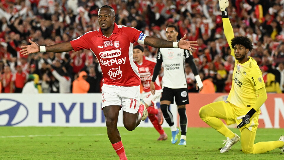 Rodallega comemora após marcar para o Santa Fe contra o Corinthians Foto: Luis ACOSTA / AFP