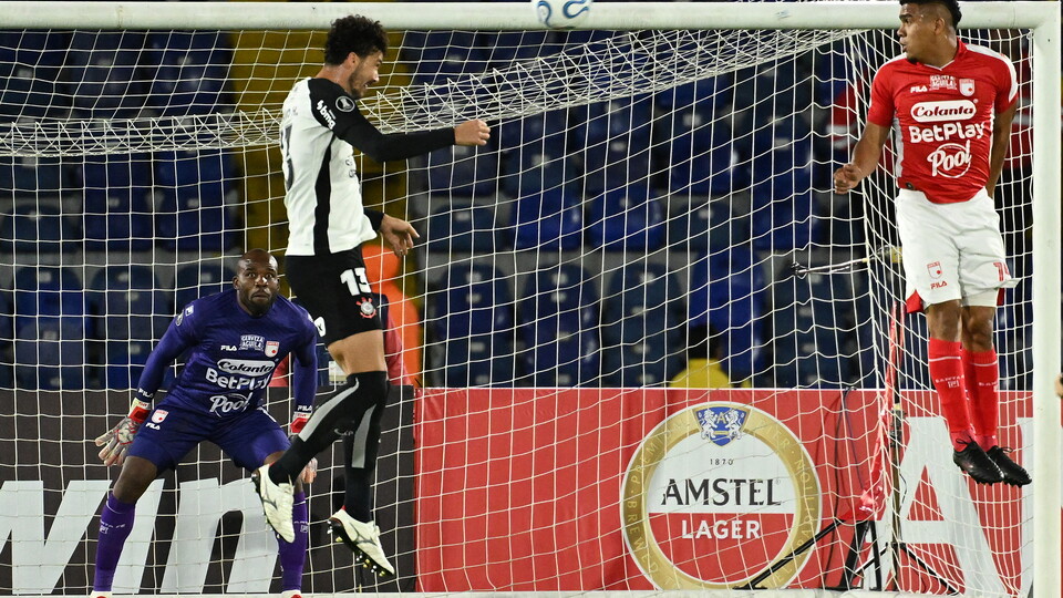 Gustavo Henrique cabeceia para marcar para o Corinthians contra o Santa Fe. Foto: Luis ACOSTA / AFP