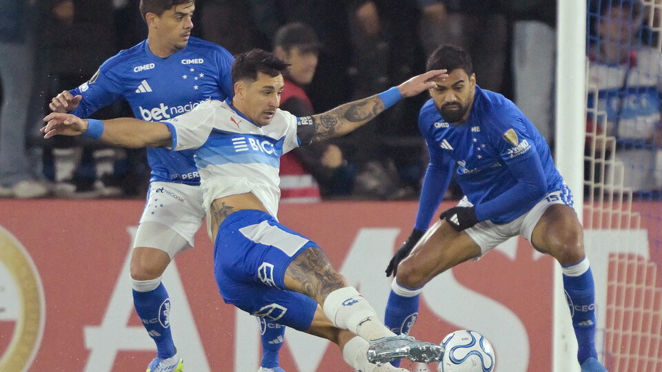Jogadores de Universidad Católica e Cruzeiro, durante partida da CONMEBOL Libertadores. Foto: Rodrigo ARANGUA / AFP