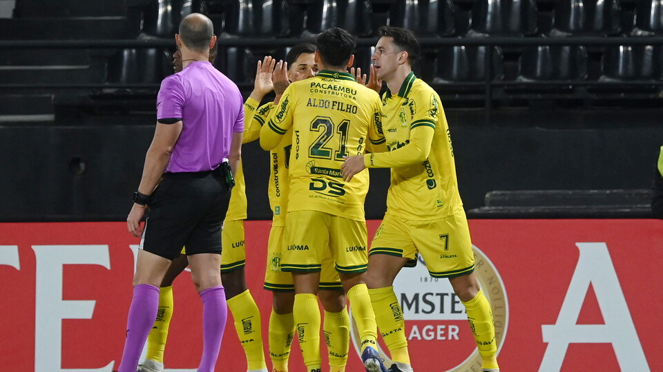 Jogadores do Mirassol comemoram gol marcado sobre o Always Ready. Foto: DANIEL DUARTE / AFP
