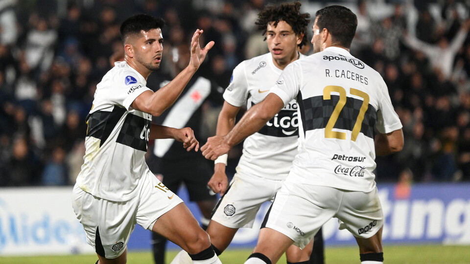 Jogadores do Olimpia comemoram gol marcado sobre o Vasco. Foto: JOSE BOGADO / AFP