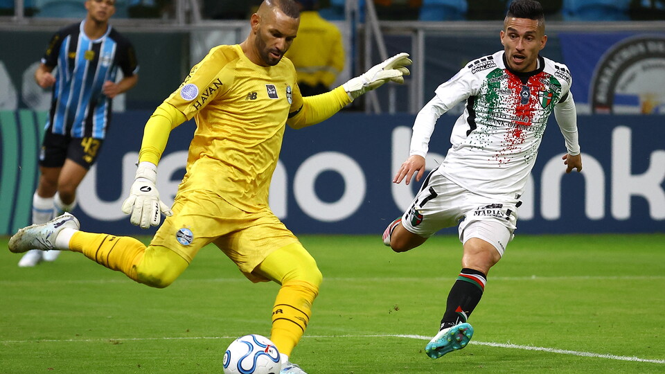 Weverton, durante a partida do Grêmio contra o Palestino. Foto: SILVIO AVILA / AFP