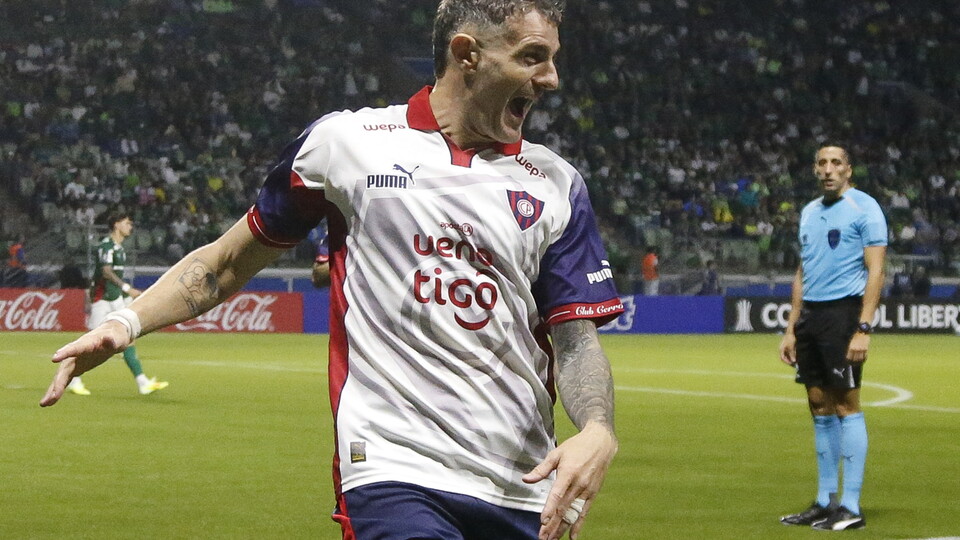 Pablo Vegetti comemora gol do Cerro Porteño sobre o Palmeiras. Foto: Miguel SCHINCARIOL / AFP