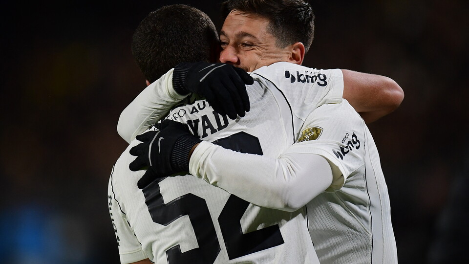 Garro e Zakaria Labyad comemoram gol do Corinthians contra o Peñarol. Foto: Dante FERNANDEZ / AFP