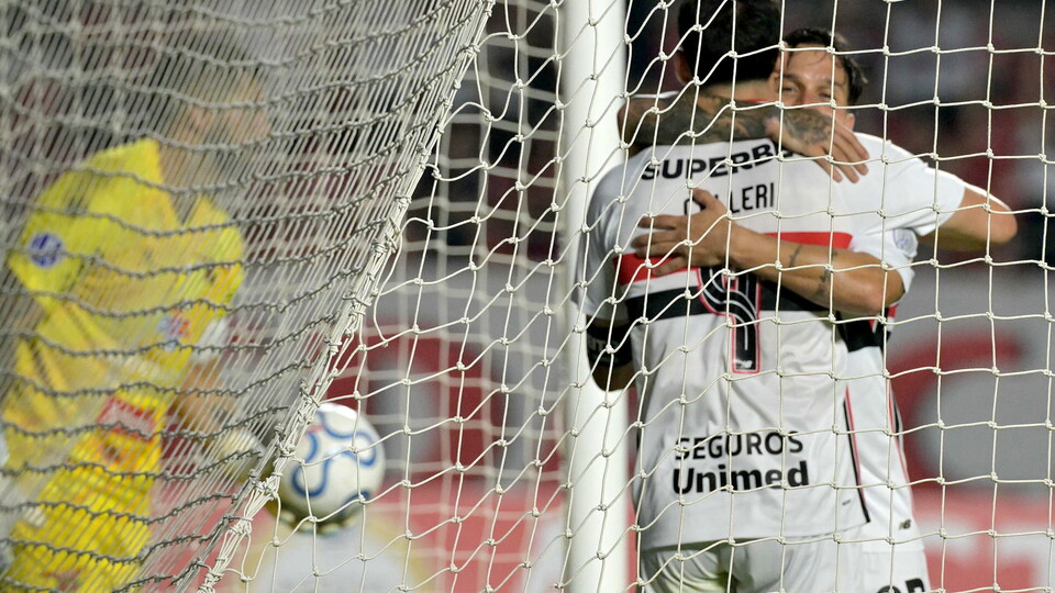 Jogadores do São Paulo comemoram gol marcado contra o Boston River. Foto: NELSON ALMEIDA / AFP