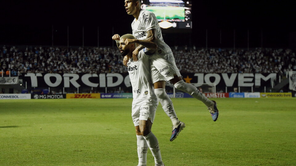 Gabigol comemora gol marcado para o Santos contra o Deportivo Cuenca. Foto: Miguel SCHINCARIOL / AFP