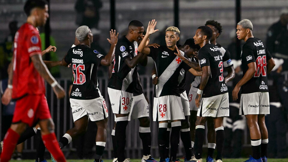 Adson comemora com os companheiros de Vasco o gol marcado sobre o Barracas Central. Foto: MAURO PIMENTEL / AFP