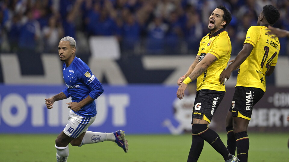 Matheus Pereira abre o placar para o Cruzeiro sobre o Barcelona. Foto: DOUGLAS MAGNO / AFP
