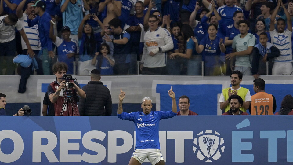 Matheus Pereira comemora gol marcado para o Cruzeiro sobre o Barcelona. Foto: DOUGLAS MAGNO / AFP