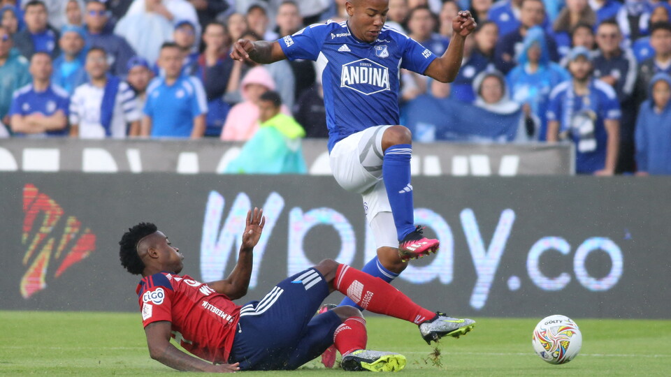 Beckham David Castro, atacante do Millonarios. Foto: Foto por DANIEL GARZON HERAZO / NURPHOTO / NURPHOTO VIA AFP