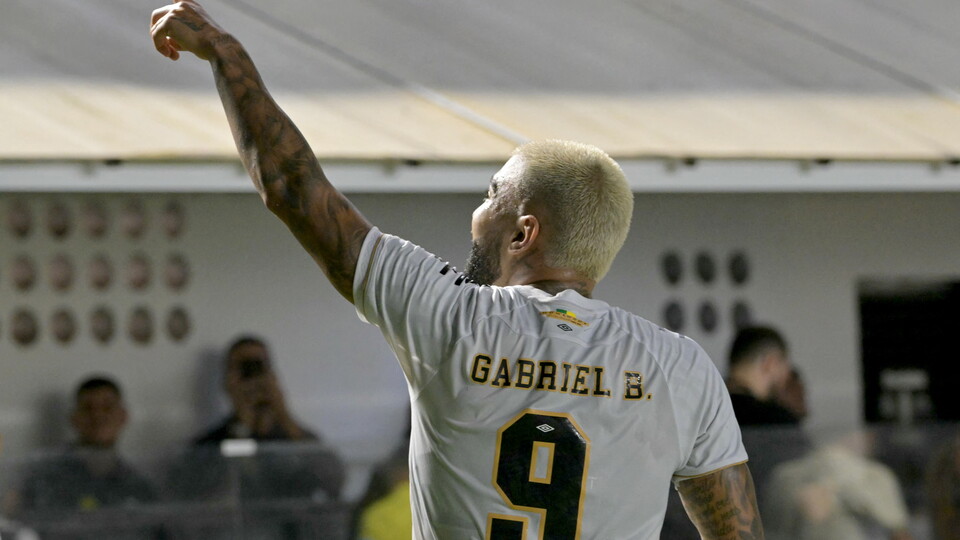 Gabigol celebró su gol de tiro libre