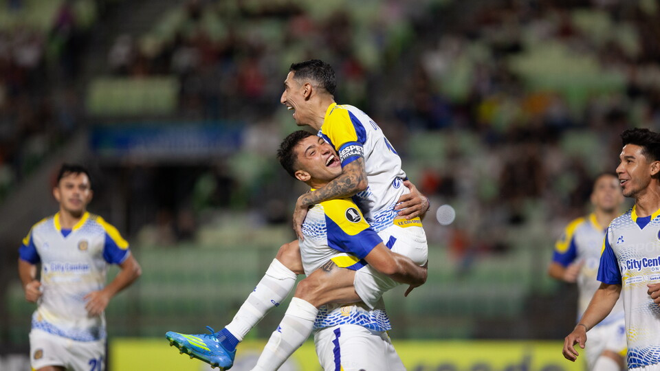 Central festejó con Di María