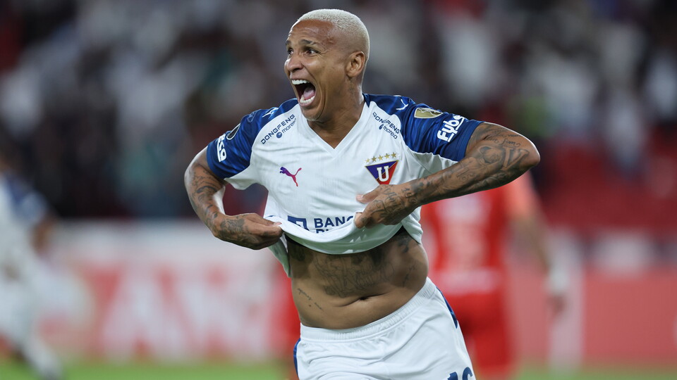 Deyverson celebra el tercer gol de Liga de Quito