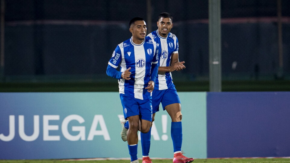 Jogadores do Juventud de las Piedras comemoram gol contra o Atlético-MG
