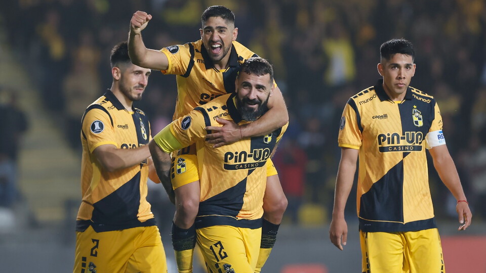 Vadalá comemora gol marcado para o Coquimbo Unido contra o Universitario