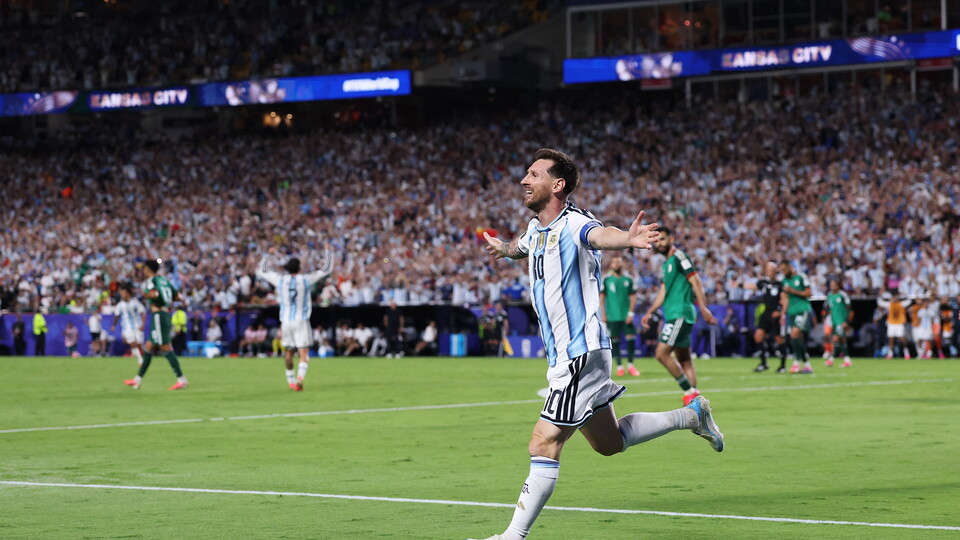 Lionel Messi brilló en el debut mundialista