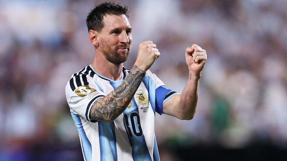 Lionel Messi brilló en el debut mundialista