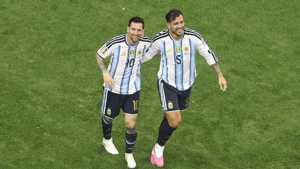 Lionel Messi y Leandro Paredes