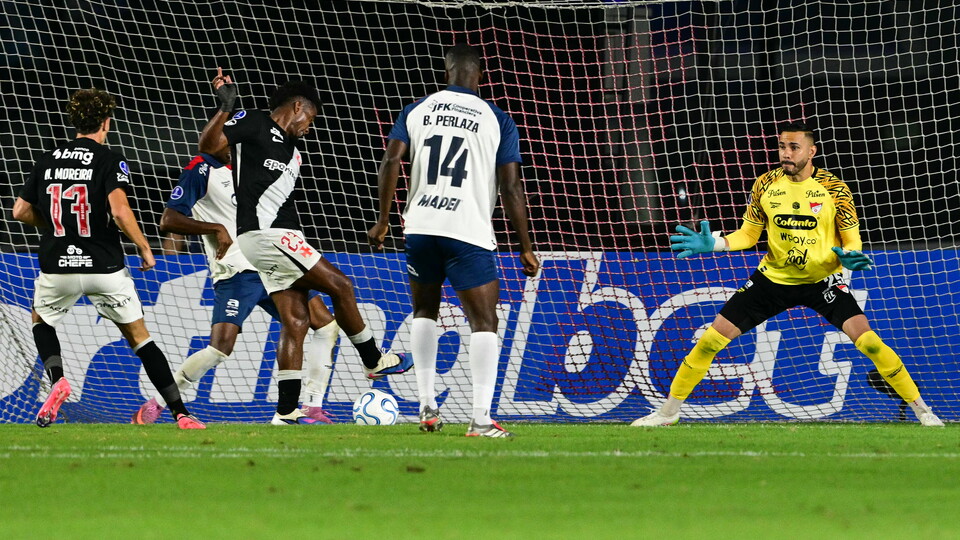Thiago Mendes marca el tanto del triunfo ante el DIM en Brasil