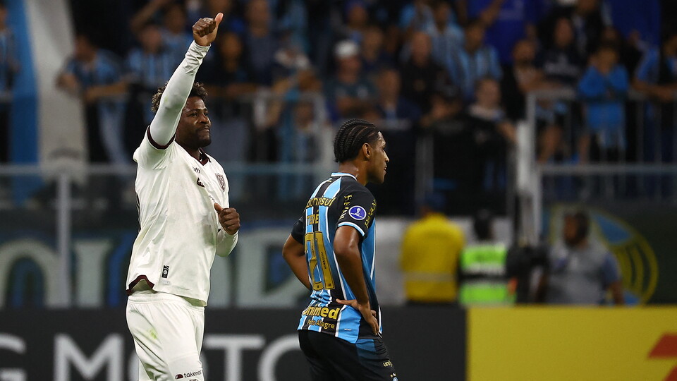 Asprilla de Bolívar celebra su tanto ante Gremio en Porto Alegre