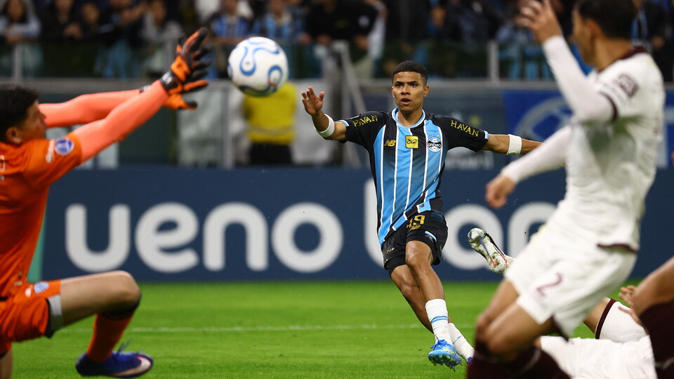 Carlos Lampe y una de sus 10 atajadas ante Gremio en Porto Alegre