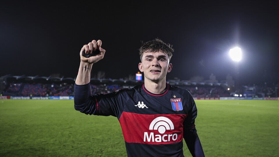 Santi López celebra tras el triunfo de Tigre ante Nacional