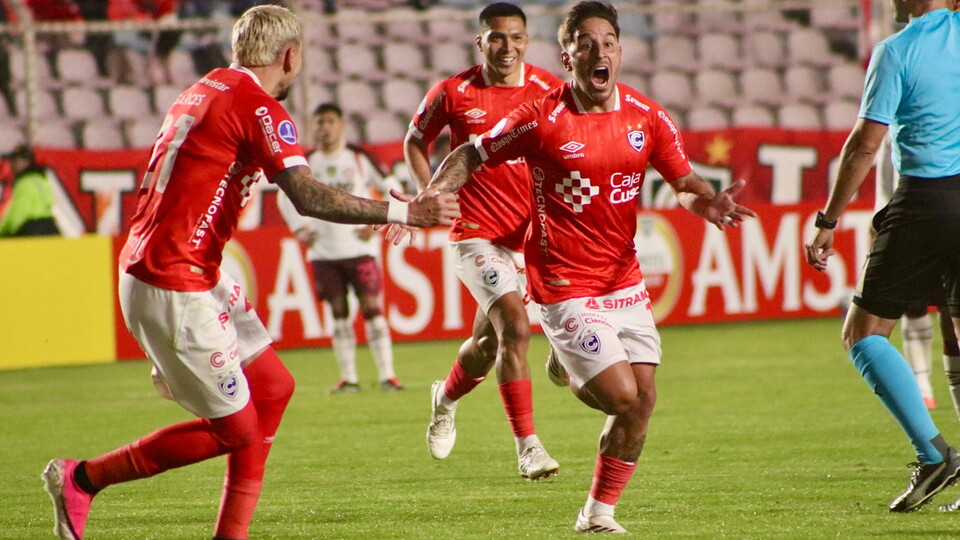 Alejandro Hohberg celebra uno de sus tantos ante Lanús en la remontada de Cienciano