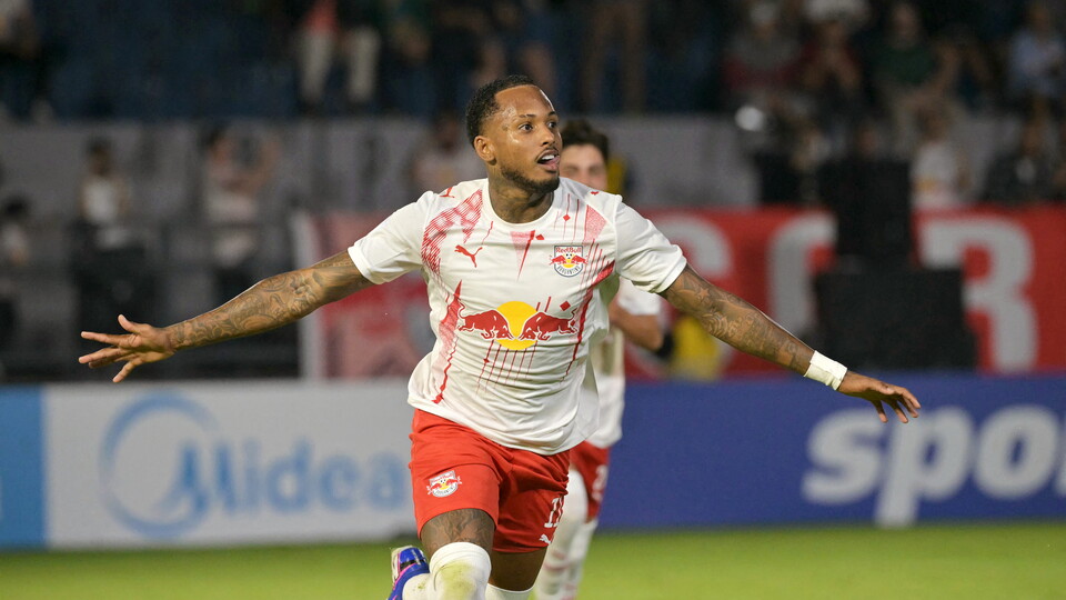 Fernando celebra gol para Red Bull Bragantino en la CONMEBOL Sudamericana 2026