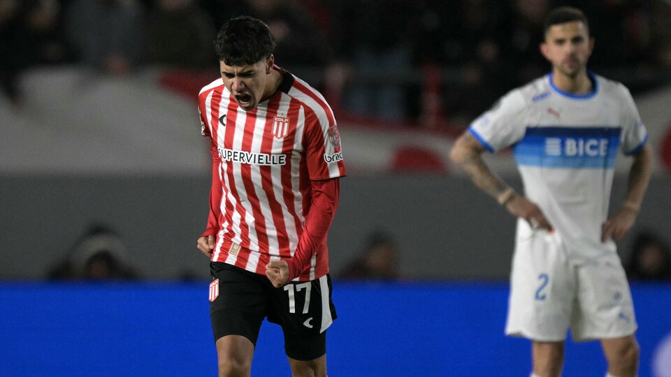 Joaquín Tobio Burgos celebra el gol de Estudiantes de La Plata