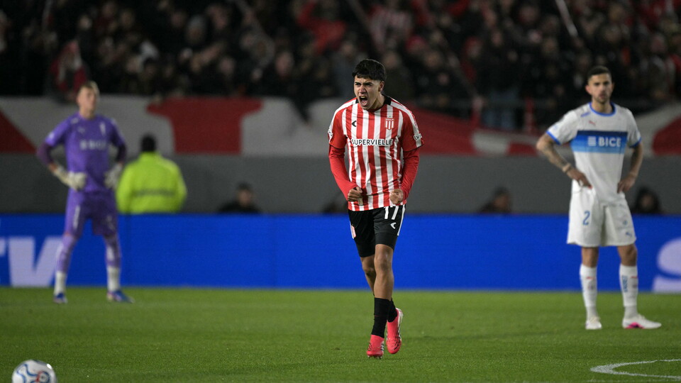Tobio Burgos festeja el gol de Estudiantes