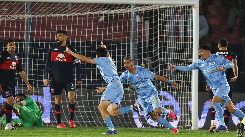 Franco Pizzichillo, de Montevideo City Torque, festeja su gol ante Tigre