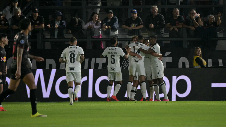 Atlético Mineiro celebra el gol de Cuello en la ida de octavos ante Bragantino