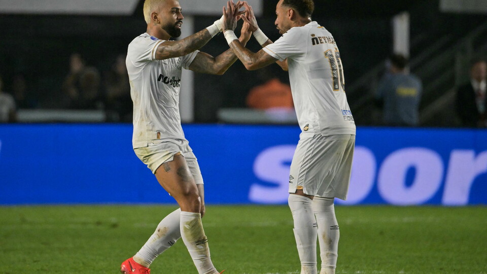 Gabigol y Neymar celebran el empate transitorio entre Santos y Macará