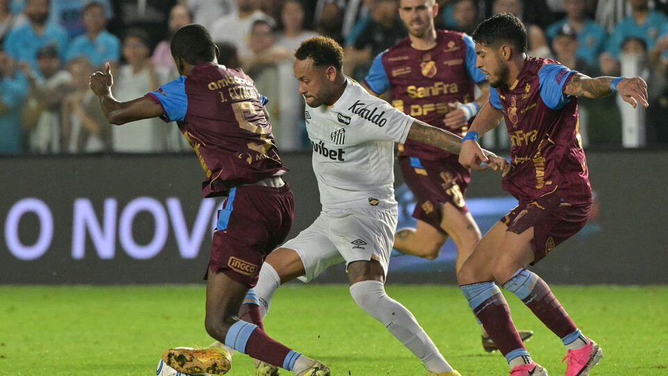 Neymar controla el balón en el duelo de ida entre Santos y Macará por los octavos de la CONMEBOL Sudamericana