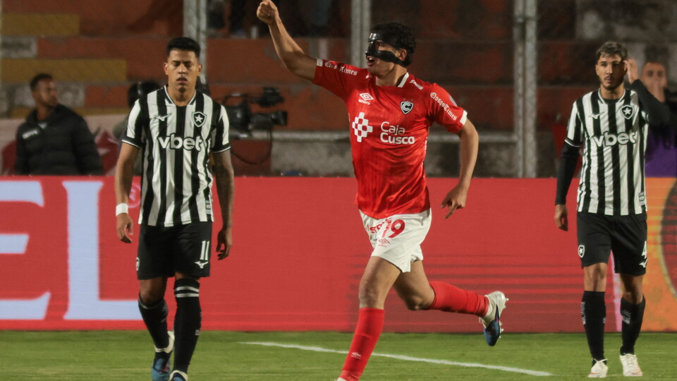 Matías Succar celebra el gol de Cienciano