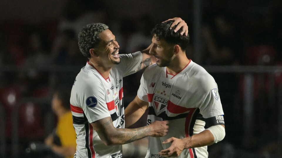 Calleri festeja su gol para Sao Paulo ante Bolívar