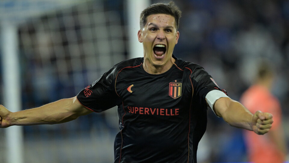 Guido Carrillo festeja el gol de Estudiantes ante la Católica