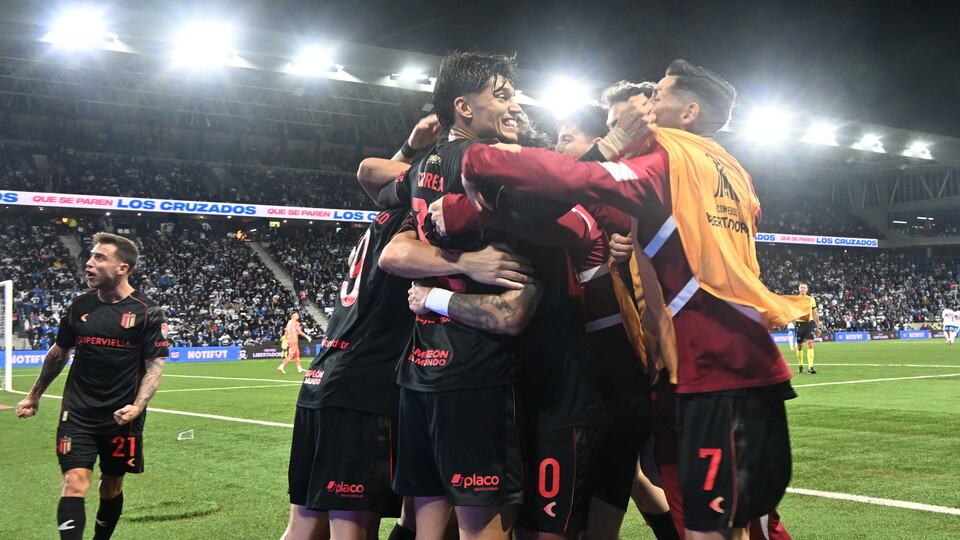 Estudiantes celebra su gol ante Universidad Católica