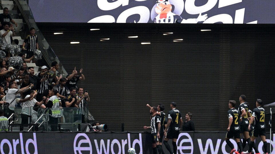 Jugadores de Atlético Mineiro celebra su gol ante Bragantino