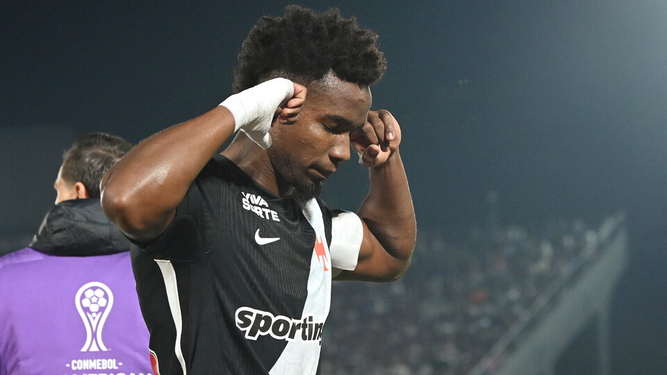 Thiago Mendes festeja el gol de Vasco ante Olimpia