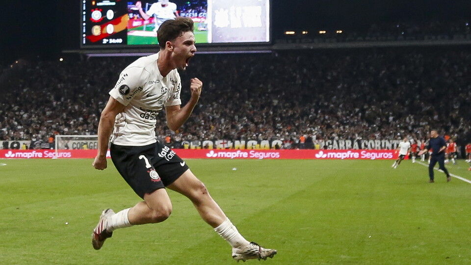 Breno Bidon celebra el gol de Corinthians