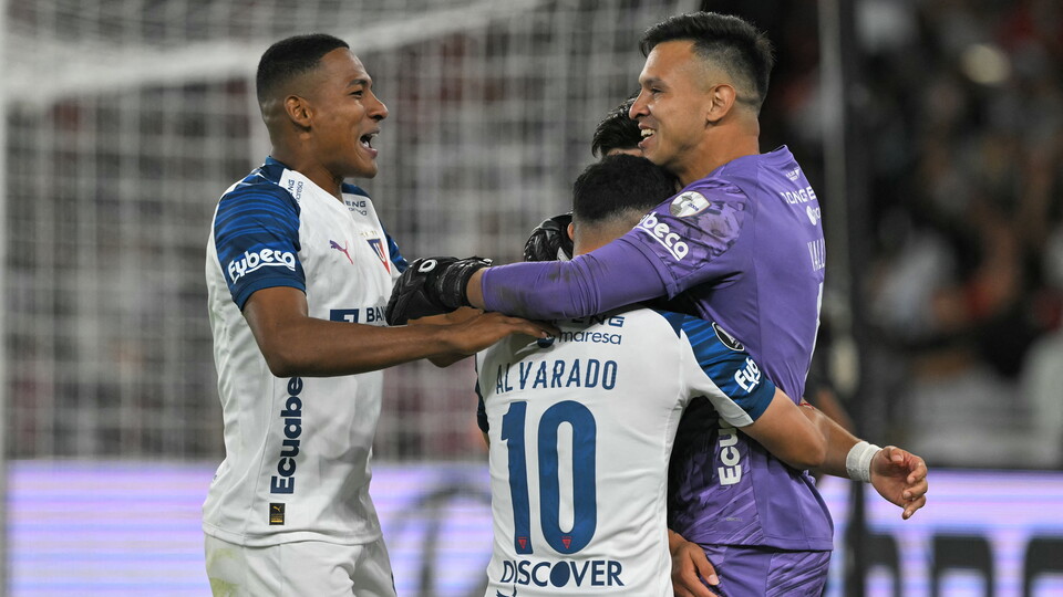 Todos abrazan a Gonzalo Valle, el héroe de la noch