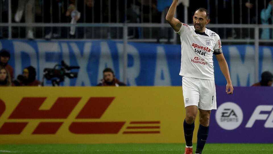 Hernán Barcos, máximo goleador de la CONMEBOL Sudamericana, celebra su gol con Alianza Lima