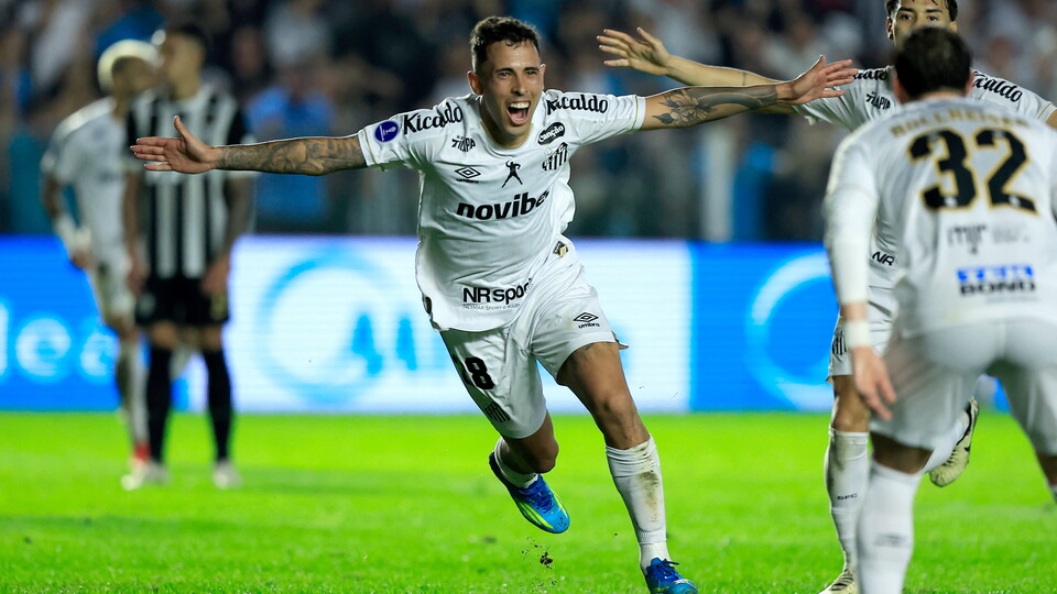 Oliva celebra su gol para Santos ante Atlético Mineiro - CONMEBOL Sudamericana