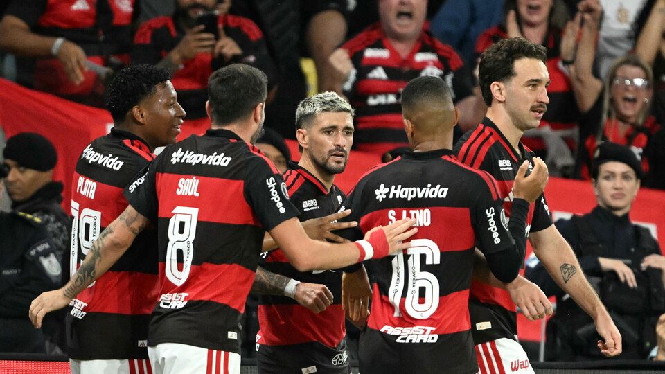 Jugadores del Flamengo celebran el tanto de Giogian De Arrascaeta ante Independiente del Valle