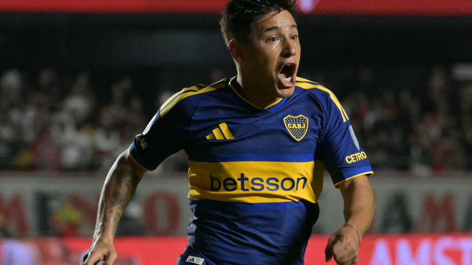 Leandro Lozano celebra su primer gol en Boca