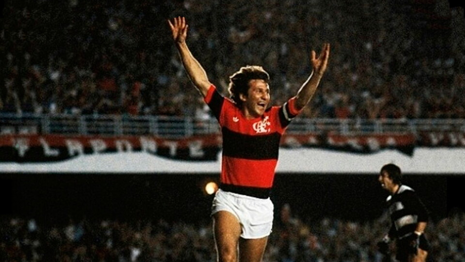 Zico celebra su gol en la final entre Flamengo y Cobreloa en 1981
